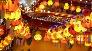 Ayer Itam, Penang, Malezya - 25 Şubat 2022: Renkli Çin fener süslemesi sağ tarafta tapınakta asılı