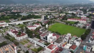 Ipoh, Perak, Malezya - Mayıs 03 2022: Gökyüzü manzaralı eski miras kasabası ve Padang Ipoh
