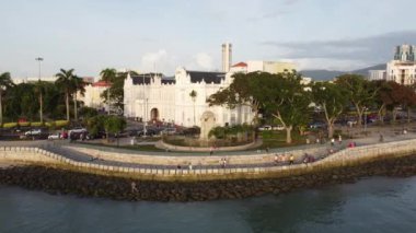 Georgetown, Penang, Malezya - 12 Haziran 2022: Turist yürüyüşü ve yeni deniz kordonunda sabah sahnesinin keyfini çıkarın