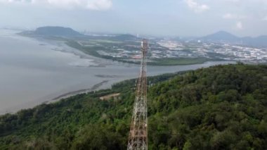 Tepenin zirvesinde havadan hızlı hareket görüntülü telekomünikasyon kulesi