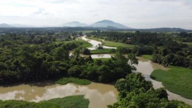 Güneşli bir günde, sarı Sungai Perai nehrinin üzerinden hava harekatı