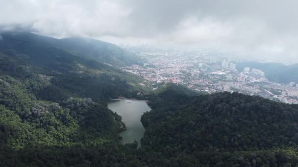 Luftaufnahme Schnelle Regenwolken Bewegen Ayer Itam Damm Sonnigem Tag — Stockvideo