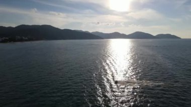 Batu Ferringhi 'de hava manzaralı jet ski denizi aşıyor.