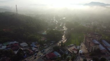 Sabahleyin küçük bir köyde hava manzaralı sisli bulut