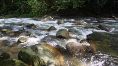 Sungai Sedim, Kedah Ormanı 'ndaki kayaların arasından akarsu.