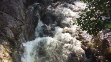 Hava manzaralı sabah su akıntısı doğadaki kayaların üzerinden akıyor.