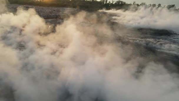 Повітряний Вид Пожежі Горить Сміттєзвалищі Ввечері — стокове відео