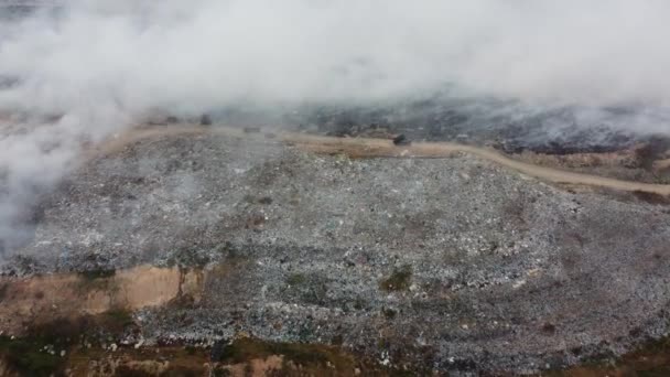 Truk Tampilan Udara Bergerak Saat Kebakaran Terjadi Tempat Pembuangan Sampah — Stok Video