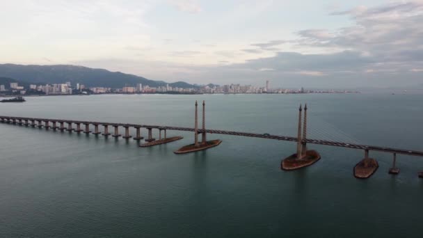 Vista Rotazione Aerea Mattina Traffico Auto Penang Ponte Attraversare Mare — Video Stock