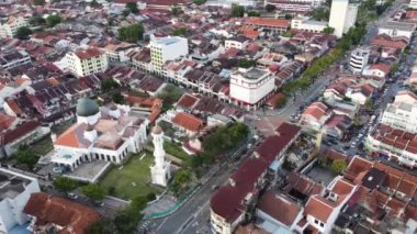 Georgetown, Penang, Malezya - 01 Kasım 2021: Hava rotasyon takibi Mescid Yüzbaşı Keling ve eski miras evi