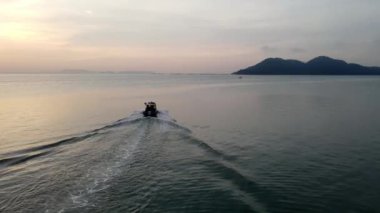 Georgetown, Penang, Malezya - 16 Kasım 2021: Balıkçıyı şafak vakti denize kadar yavaş takip edin