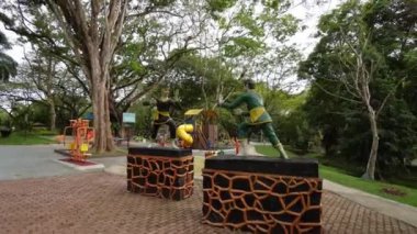 Georgetown, Penang, Malezya - 24 Kasım 2021: Silat ve Keris ile birlikte Gençlik Parkı 'nda Malezya Kahraman Dövüş Sanatları Heykeli
