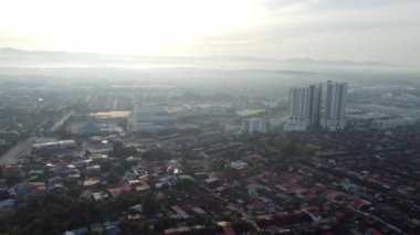 Alma, Penang, Malezya - 08 Aralık 2021: Sisli bir günde hava manzaralı ev, apartman dairesi ve Aeon Alışveriş Merkezi alışveriş merkezi