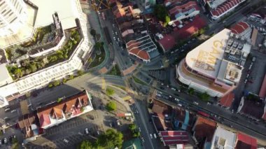 Georgetown, Penang, Malezya - Ocak 06 2022: Hava görüntüsü Gama mağazası yakınlarındaki yoğun trafik kavşağı