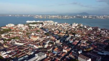 Georgetown, Penang, Malezya - Ocak 06 2022: Komtar 'ın hava manzaralı gölgesi eski kasaba mirasını yansıtıyor