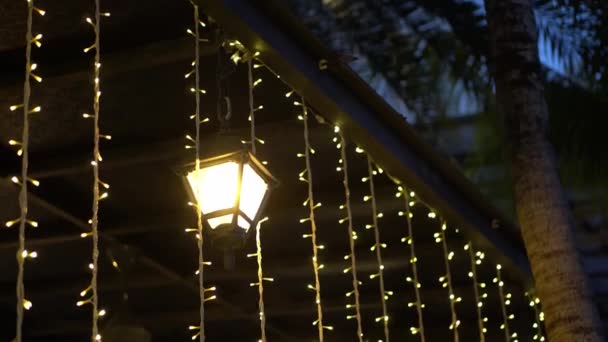 Нахилена Краса Призвела Повішення Світла Вуличної Лампи — стокове відео