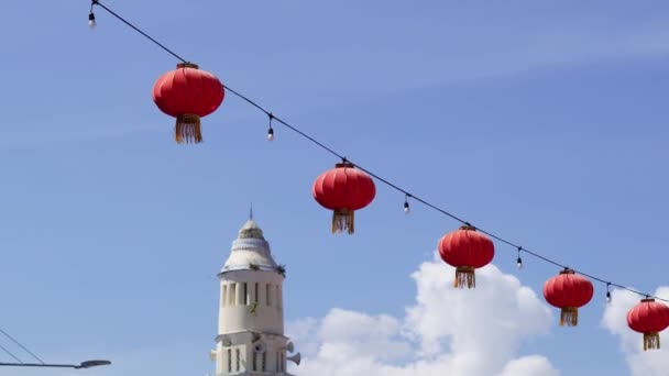 Красный Китайский Фонарь Фоне Мечети Голубом Небе — стоковое видео