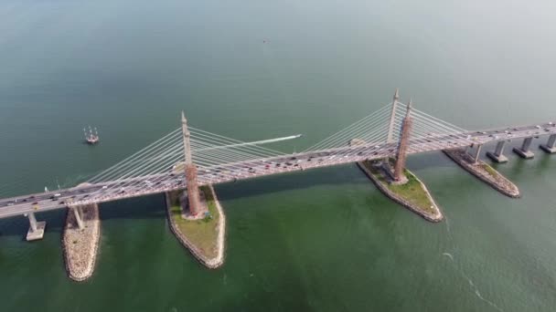 Повітряний Вид Жвавий Рух Біля Мосту Пенанг Пересувається Човен — стокове відео