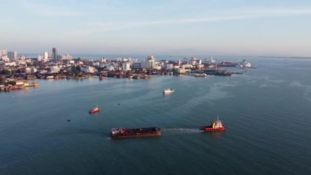 Georgetown Penang Malaysia Dec 2021 Aerial View Tug Boat Pull — Stockvideo