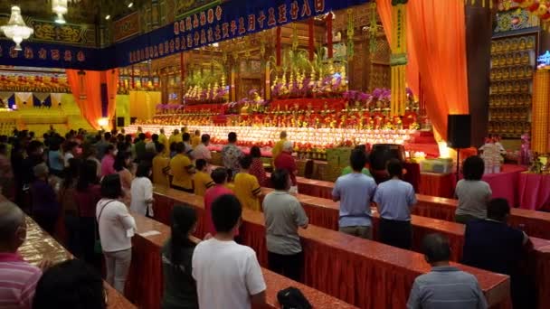 Ayer Itam Penang Malaysia Feb 2022 Panning Buddhist Devotees Pray — Stock video
