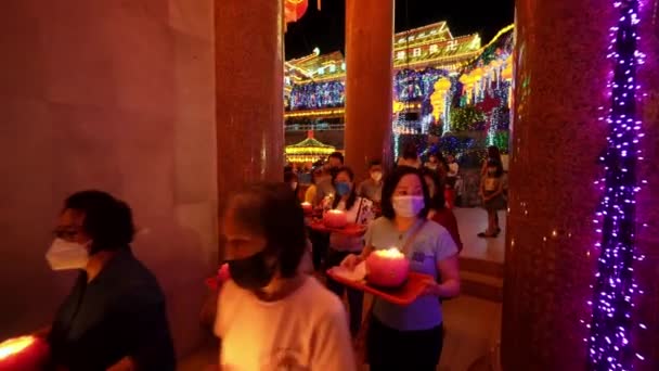 Ayer Itam Penang Malaysia Feb 2022 Buddhist Devotees Hold Lotus — Stock video