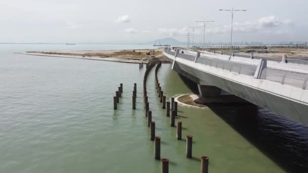 Slowly Move Straits Quay Marina New Construction Bridge Seri Tanjung — Vídeo de Stock