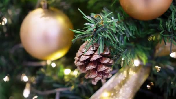 Select Focus Brown Pine Cone Christmas Tree Decoration Lighting — 图库视频影像