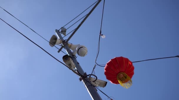 Red Chinese Lantern Cctv Street Blue Sky — стоковое видео