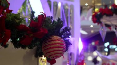 Georgetown, Penang, Malezya - 23 Aralık 2021: Arka planda kurşun ışık süslemesiyle odaklanmış Noel balosunu seçin