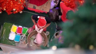 Bayan Lepas, Penang, Malezya - 26 Aralık 2021: Pamuk helva hazırlama çalışmalarının üst görünümü