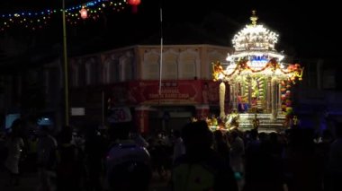 Georgetown, Penang, Malezya - 19 Ocak 2022: İnek tarafından çekilen gümüş at arabasının manzarası geceleyin hareket ederek Thaipusam 'ı kutluyor
