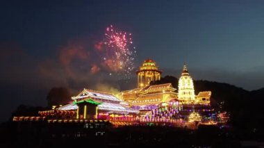 Ayer Itam, Penang, Malezya - 28 Ocak 2022: Havadan mavi saatte Kek Lok Si Tapınağı havai fişek gösterisine doğru yavaşça hareket