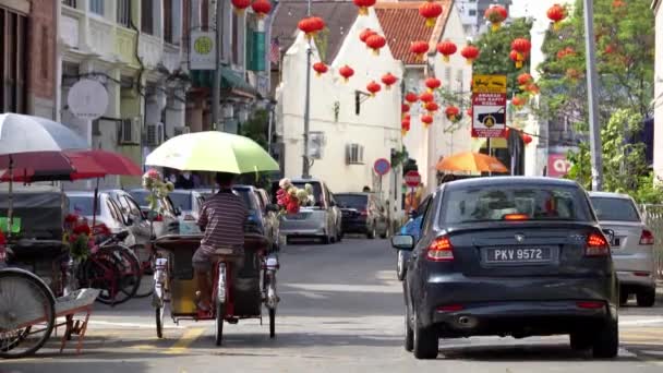 Georgetown Penang Malasia Ene 2022 Trishaw Rider Peatonal Car Move — Vídeos de Stock