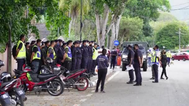 ジョージタウン ペナン マレーシア 1月19 2022 警察のグループは タイプサムの行列の前に交通の世話をするための指示を待っています — ストック動画