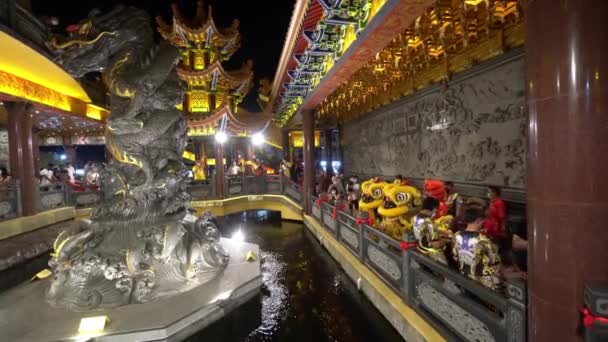 マレーシア ペナン州ジョージタウン2022年1月29日 夜に中国寺院の池近くで獅子舞が行われる — ストック動画