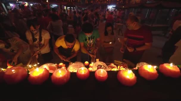 2022年1月31日マレーシア ペナン州ジョージタウン 中国の信者のトップビューは 夜に寺院で蓮のろうそくの近くに顔マスク焼香棒を着用 — ストック動画