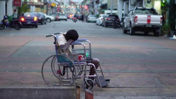 2022年1月31日マレーシア ペナン州ジョージタウン 路上で車椅子で寄付を待つ男 — ストック動画