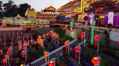 Ayer İtam, Penang, Malezya - 19 Şubat 2022: Santralde ve Kek Lok Si tapınağında öncü ışık dekorasyonu üzerine sinematik hareket