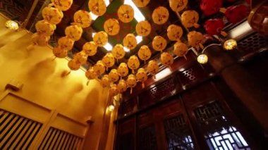 Ayer Itam, Penang, Malezya - 25 Şubat 2022: Kek Lok Si tapınağındaki fener dekorasyonuna bakın