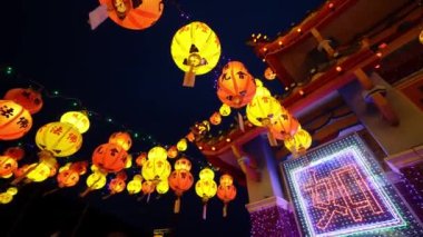 Ayer Itam, Penang, Malezya - 25 Şubat 2022: Renkli, güzel Çin fenerini indirin. Çince karakter dilek kuyusu demek.