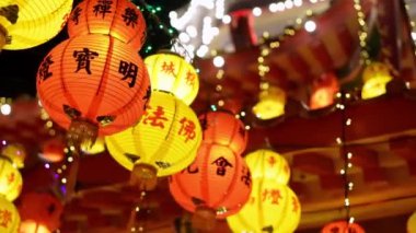 Ayer Itam, Penang, Malezya - 25 Şubat 2022: Kek Lok Si tapınağında sol renkli Çin feneri