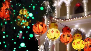 Ayer Itam, Penang, Malezya - 25 Şubat 2022: Kek Lok Si Tapınağı 'nda önplanda Bokeh önplanda bulunan güzel fener dekorasyonu