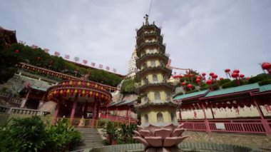 Ayer Itam, Penang, Malezya - 26 Şubat 2022: Kek Lok Si tapınağındaki pagoda istikametinde takip