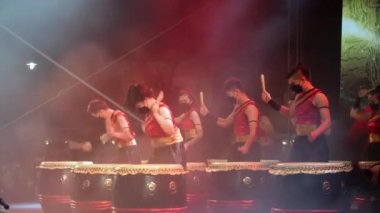 Georgetown, Penang, Malezya - Haziran 03 2022: Çinliler sahnede davul çalıyorlar