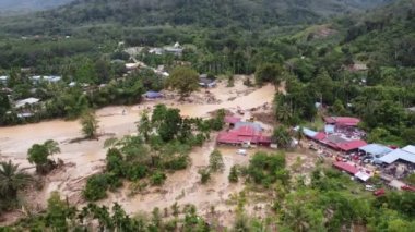 Baling, Kedah, Malezya - Temmuz 05 2022: Şiddetli sel baskını meydana geldi. İyileşme ve yeniden yapılanma çalışmaları