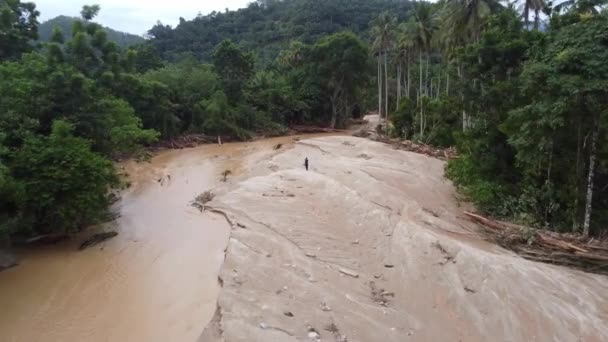 Балинг Кедах Малайзия Июля 2022 Человек Идущий Берегу Реки Разрушен — стоковое видео