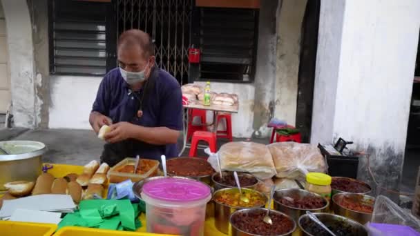 Джорджтаун Пенанг Малайзия Июля 2022 Человек Готовит Ингредиент Жареного Хлеба — стоковое видео