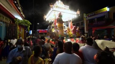 Bukit Mertajam, Penang, Malezya - 18 Aralık 2022: Hintli hacılar gece at arabasına adananları taşıdılar