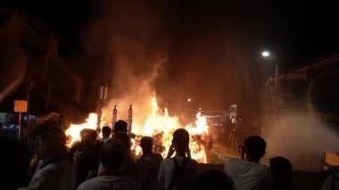 Bukit Mertajam, Penang, Malezya - 14 Ağustos 2022: İtfaiyeci su püskürttü Yanan kağıt ve kağıt heykeli Hayalet Kral