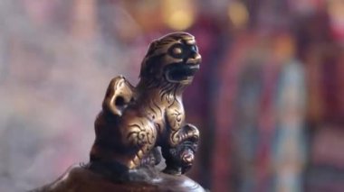 Bukit Mertajam, Penang, Malezya - 14 Ağustos 2022: Arslan heykelini tencerede yanan koku üzerine odaklayın